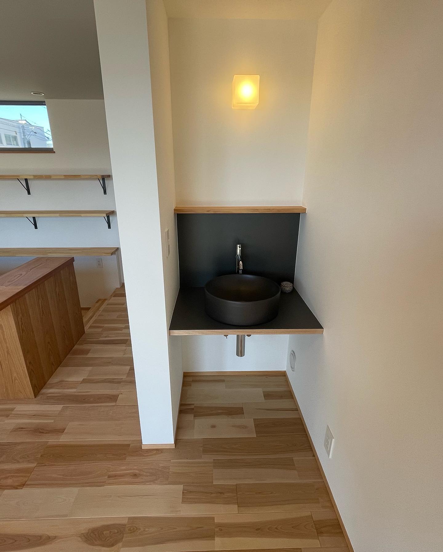 温かな陽の光が差し込む趣味の家 の写真