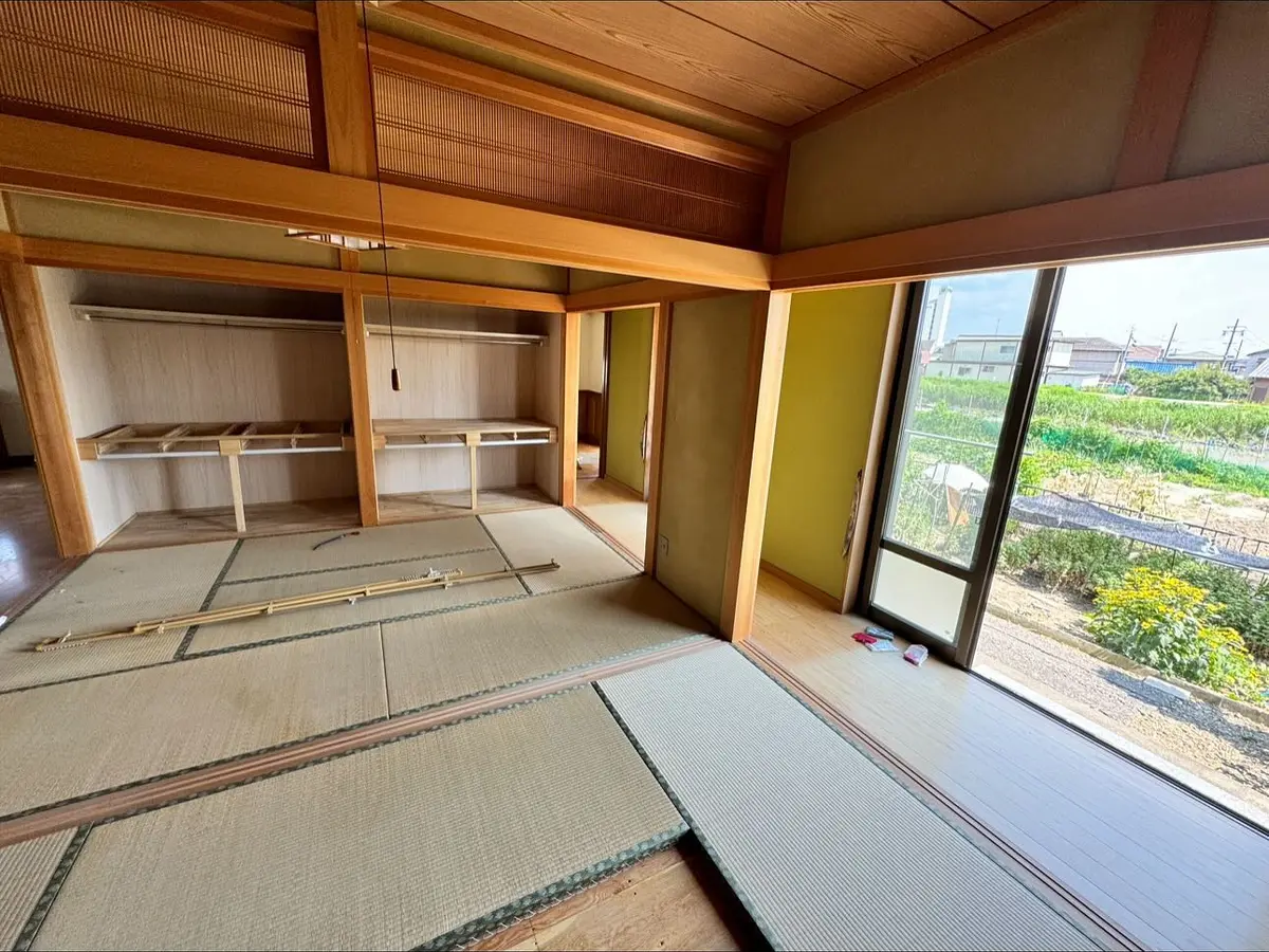 リノベーション前の和室。畳敷きで押入れと欄間があり、隣室と襖で仕切られている