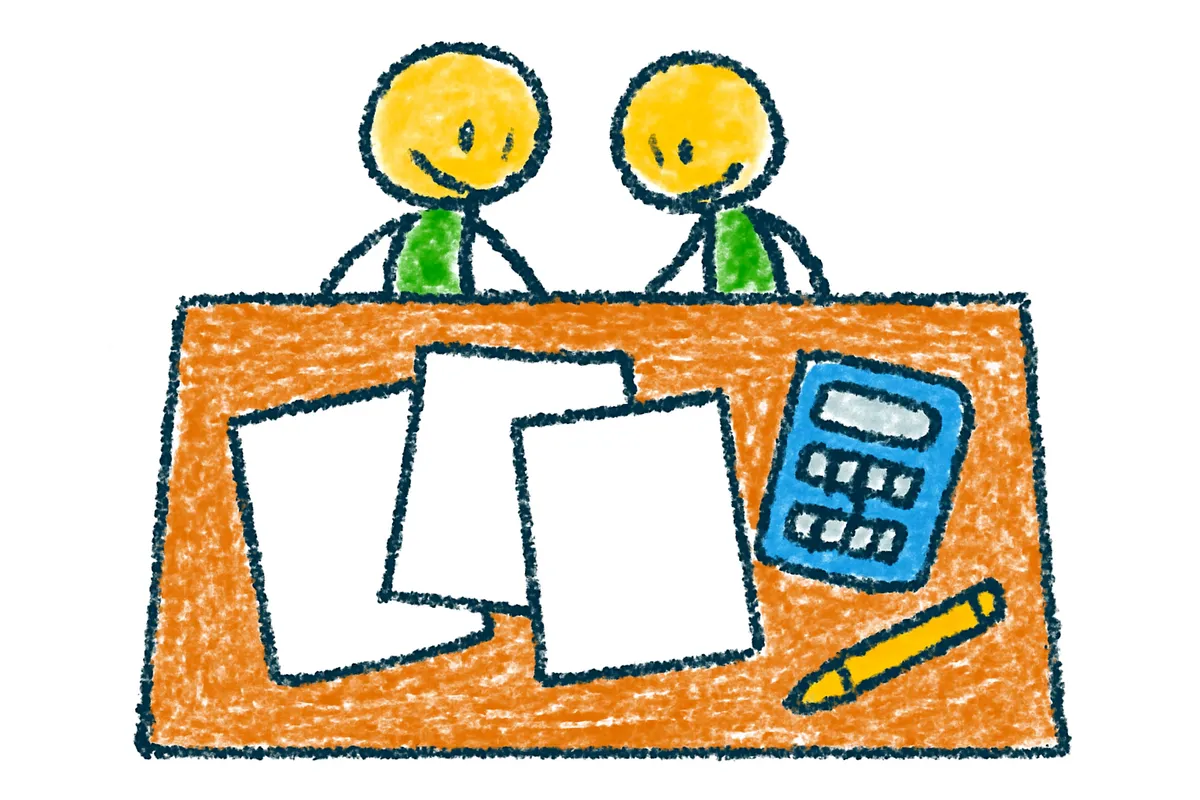 机に広げた見積書と電卓を夫婦で確認する様子のクレヨン画イラスト